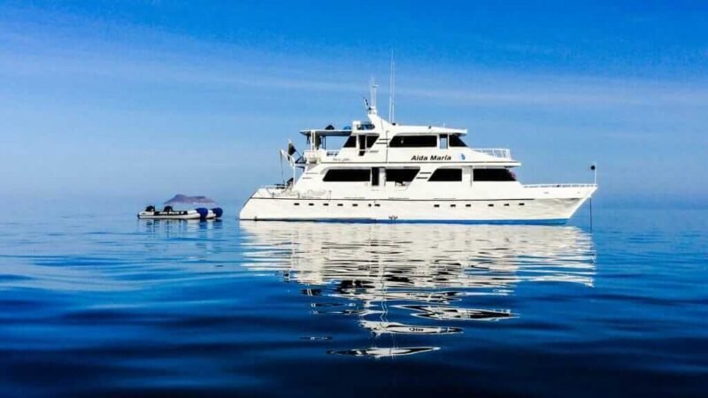 aida-maria-cruise-perfil-in-galapagos