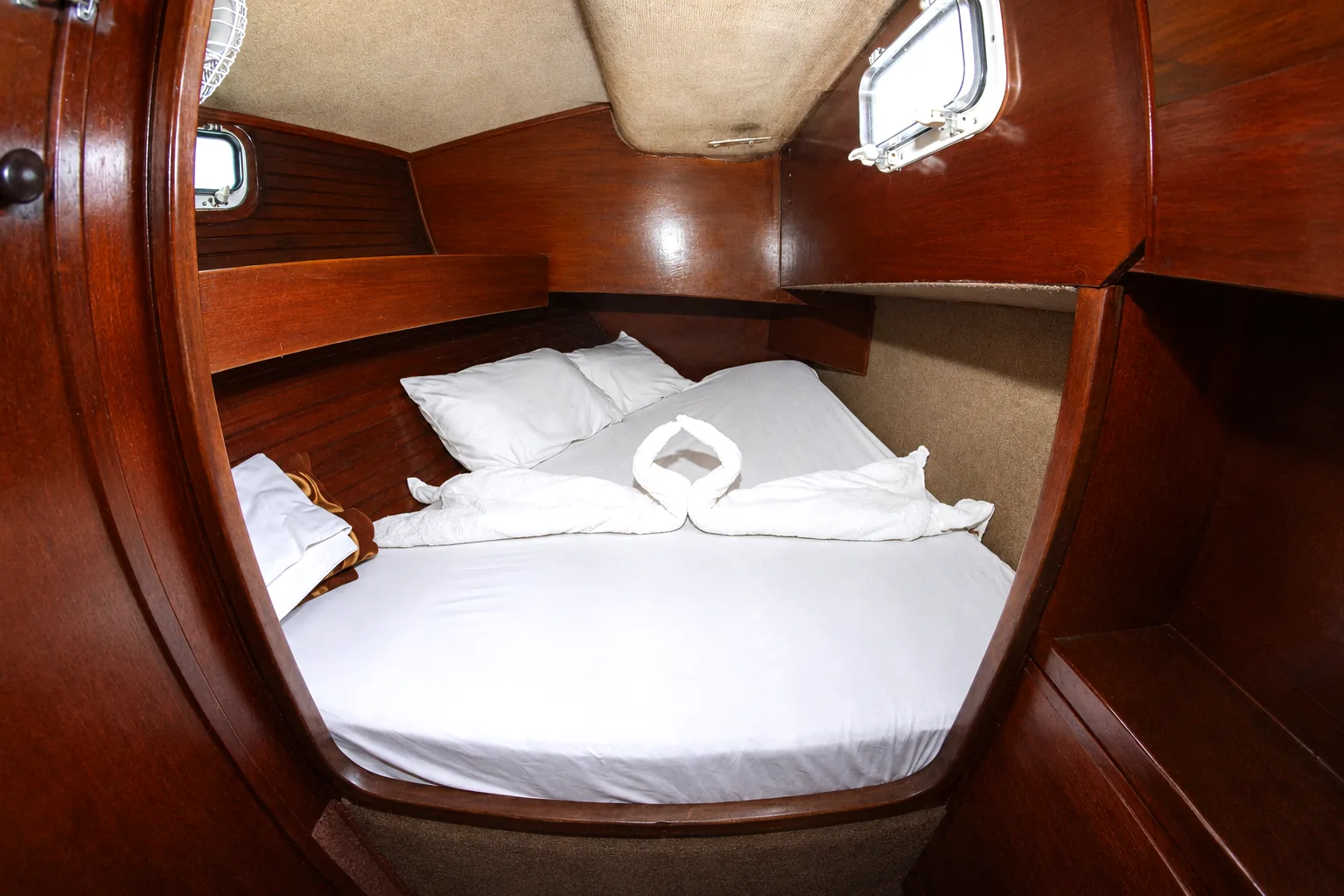Bright guest cabin aboard the Merak sailboat